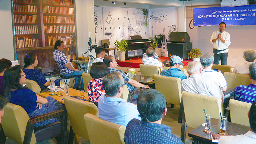Chi hội NSVN Thành phố Cần Thơ gặp mặt mừng ngày Âm nhạc Việt Nam (Ảnh: Thế Long)